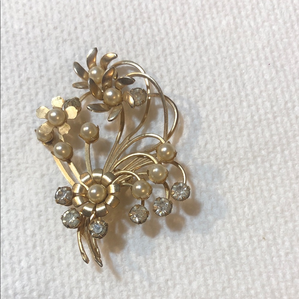 Elegant Gold Floral Brooch with Pearls
